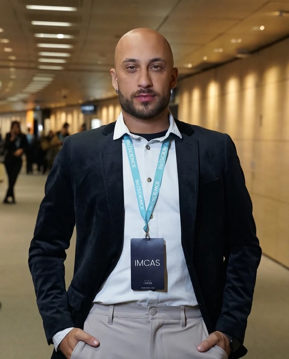 Bruno Cezar, biomédico esteta e fundador da Dr. Derm, no congresso IMCAS